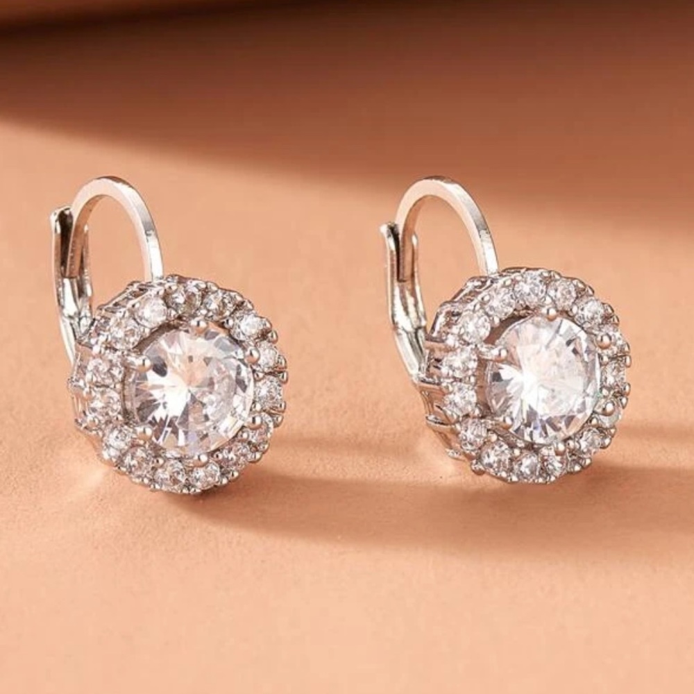 New Beautiful Round Diamond studs - Picture 4 of 4